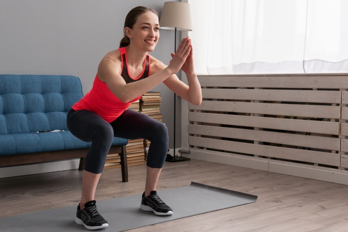 Os exercícios funcionais envolvem movimentos variados que estimulam o corpo de forma global (Imagem: Artsplav | Shutterstock)