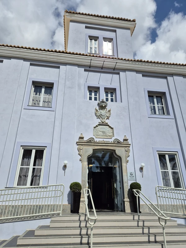 Fachada do hotel, com o brasão esculpido por Aleijadinho
