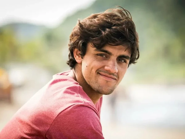 Felipe Simas   por Divulgação