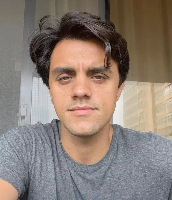 Felipe Simas  por Reprodução/Redes Sociais 