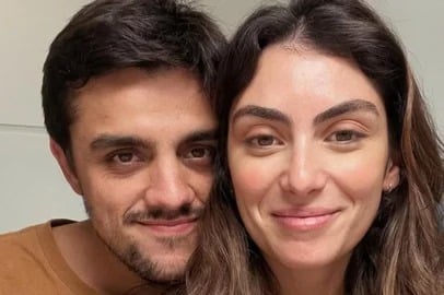 Felipe Simas com a esposa Mariana Uhlmann por Reprodução/Redes Sociais  