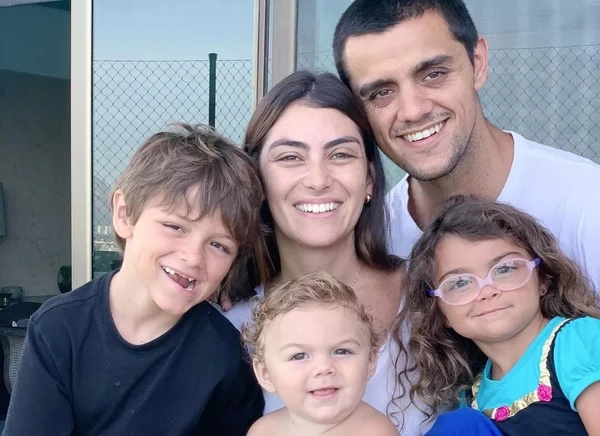 Felipe Simas com a esposa Mariana Uhlmann e seus três filhos; Joaquim, Maria e Vicente por Reprodução/Redes Sociais 