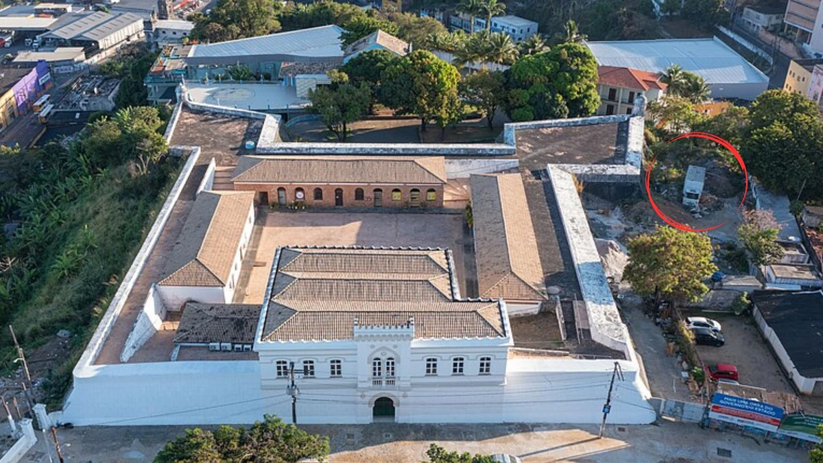 Foto tirada de cima mostra caminhão abandonado no Forte de Santo Antônio