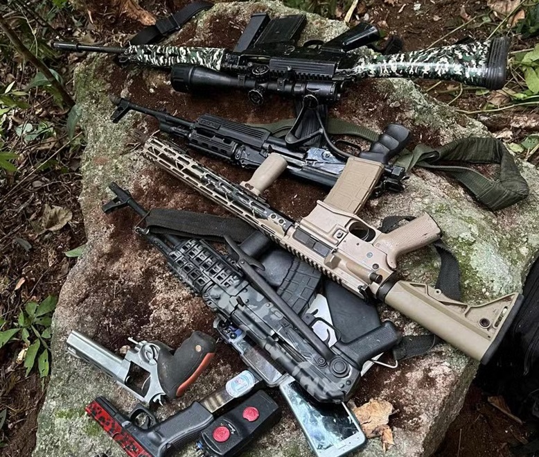 Fuzis e pistolas foram apreendidos em operação na Rocinha por Divulgação/ PMERJ