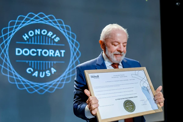 Lula recebe título de Doutor Honoris Causa da Universidade de Paris 8