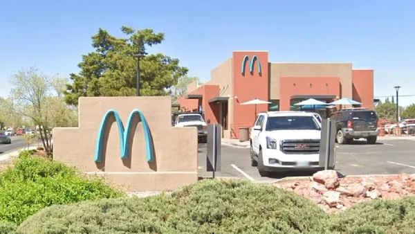 McDonald's nos EUA precisou trocar seu logo dourados e utilizar arcos azuis