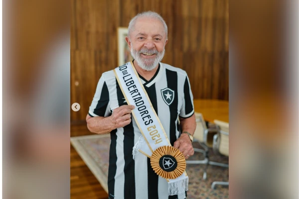 Montagem de Lula com a camisa do Botafogo