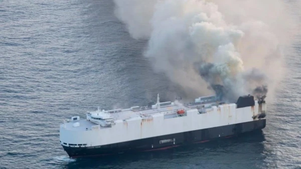Navio abandonado no Pacífico 