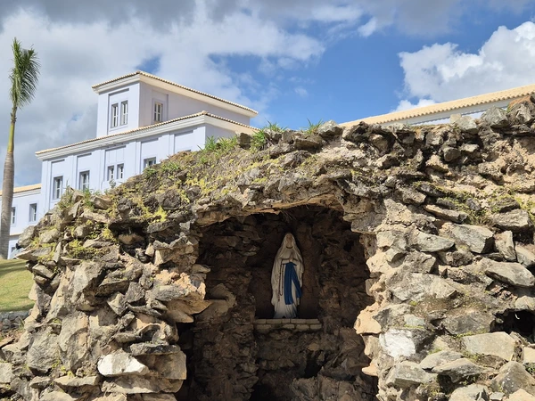 Nossa Senhora de Nazaré em gruta em frente ao hotel por Tharsila Prates/ CORREIO