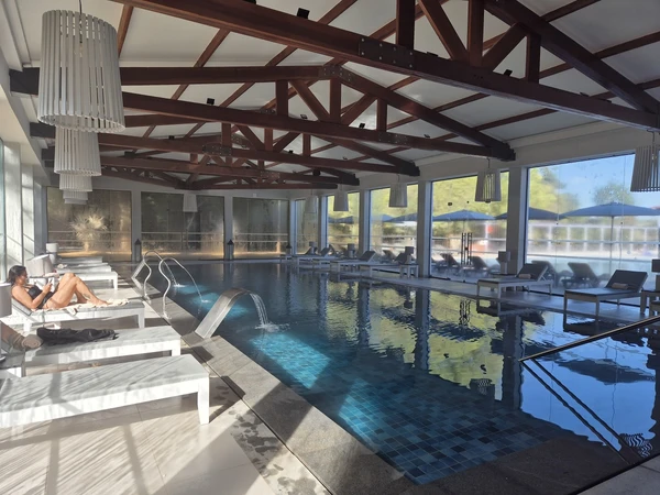 Piscina coberta, com temperatura em torno de 30ºC