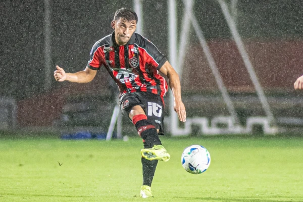 Ronald tem 28 jogos (22 titular) e já ficou 2049 minutos em campo (58% do total)  por Victor Ferreira/ EC Vitória