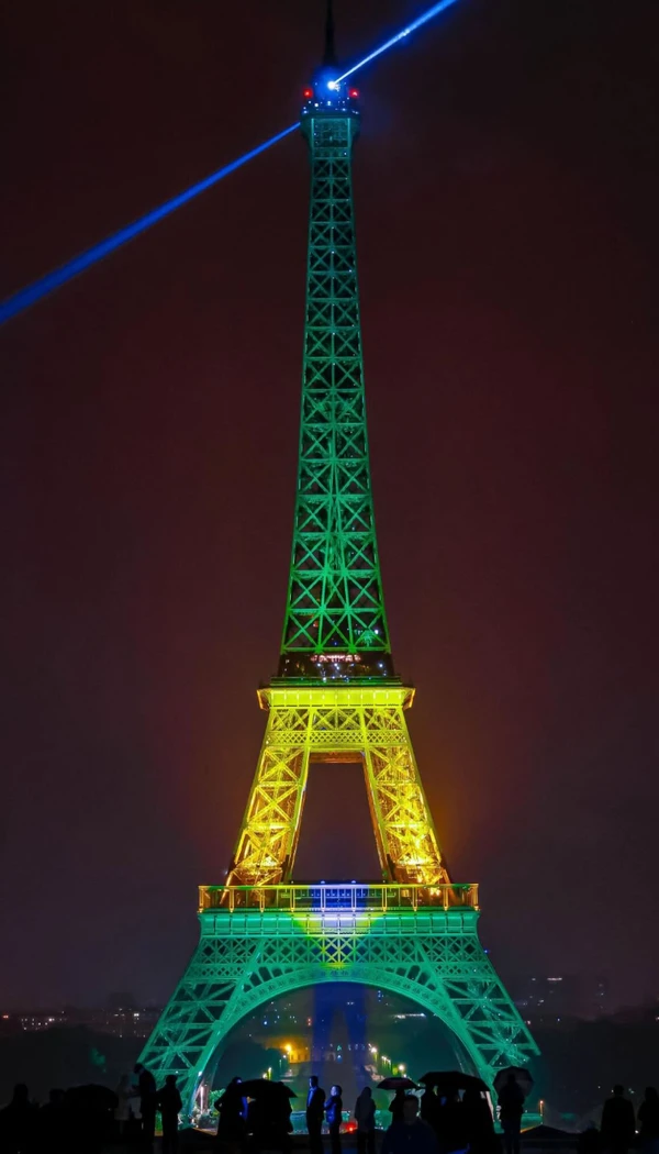 Torre Eiffel foi iluminada com a bandeira do Brasil  por Ricardo Stuckert