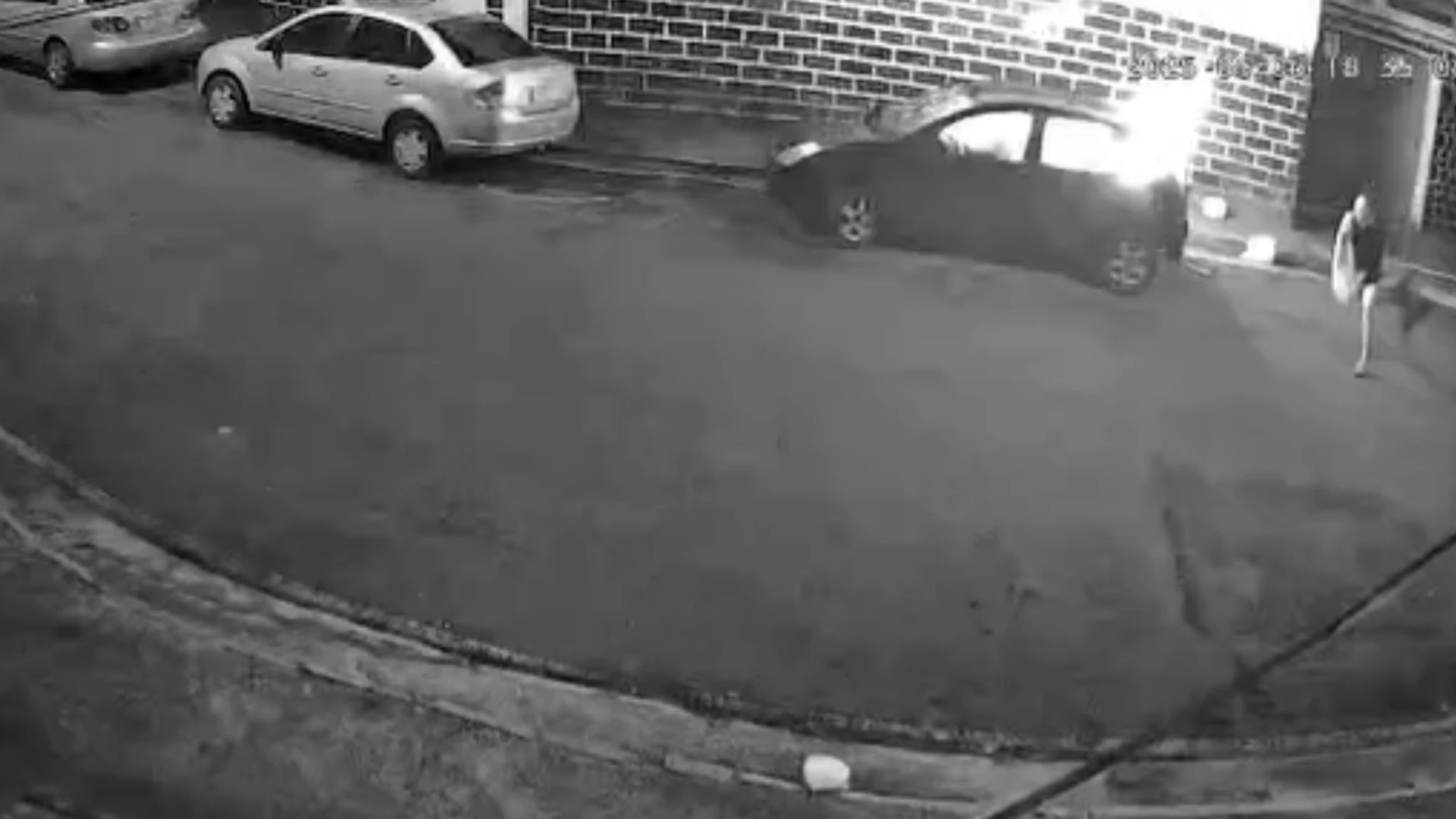 Imagem - Vídeo: homem coloca fogo em pousada e carro no Santo Antônio Além do Carmo