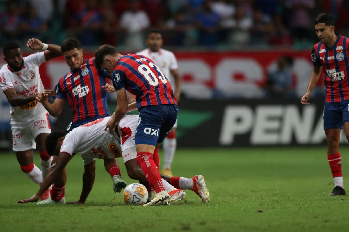 Bahia e Náutico se enfrentaram na Fonte Nova por Nara Gentil/CORREIO