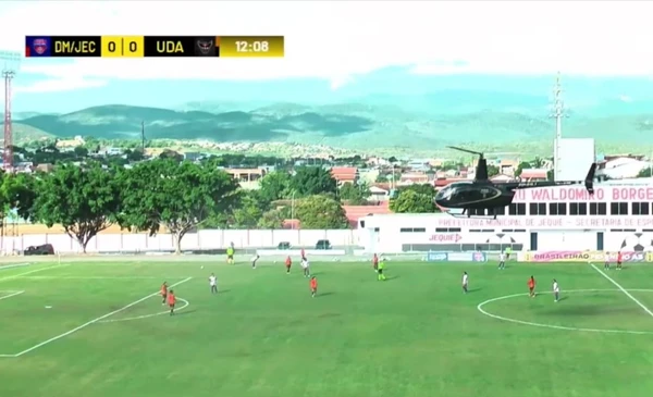 Helicóptero pousou no meio do jogo