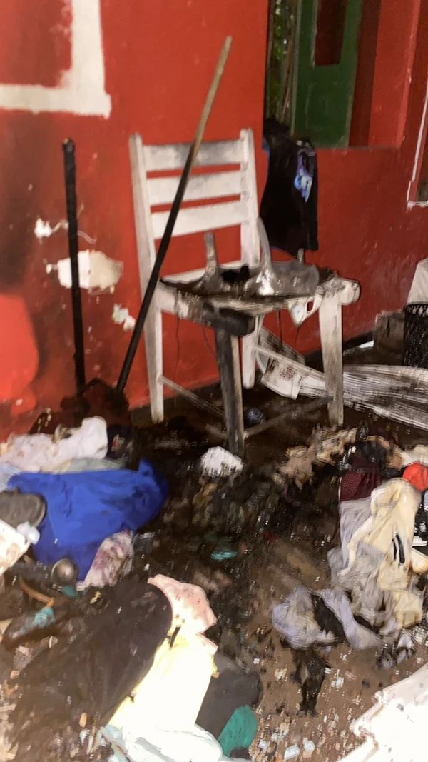 Quarto de pousada ficou destruído após incêndio por Reprodução