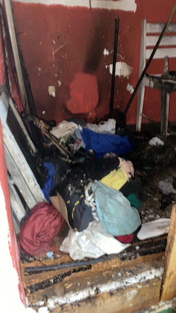 Quarto de pousada ficou destruído após incêndio por Reprodução
