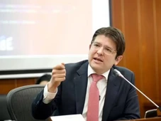 Imagem - Pré-candidato à presidência da Colômbia é baleado durante evento; VÍDEO