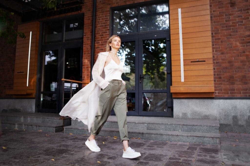 A calça cargo se renova com modelagens modernas, unindo estilo e funcionalidade (Imagem: Anna Zhuk | Shutterstock)
