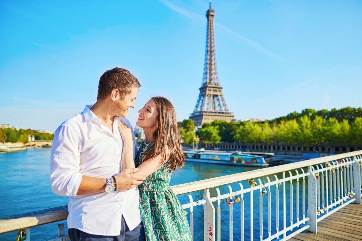 A cidade do amor, Paris, oferece cenários perfeitos para casais (Imagem: Ekaterina Pokrovsky | Shutterstock)