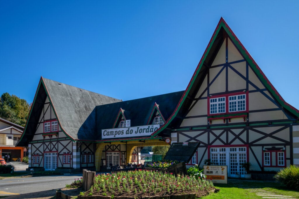 Campos do Jordão agrada quem busca conforto, gastronomia e paisagens serranas (Imagem: Leonidas Santana | Shutterstock)