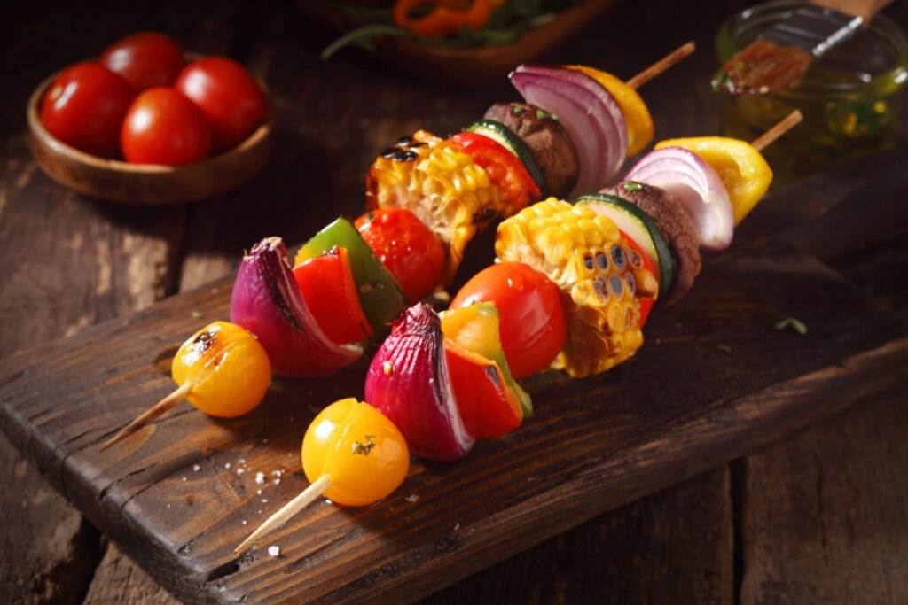 Espetinho de vegetais (Imagem: stockcreations | Shutterstock)