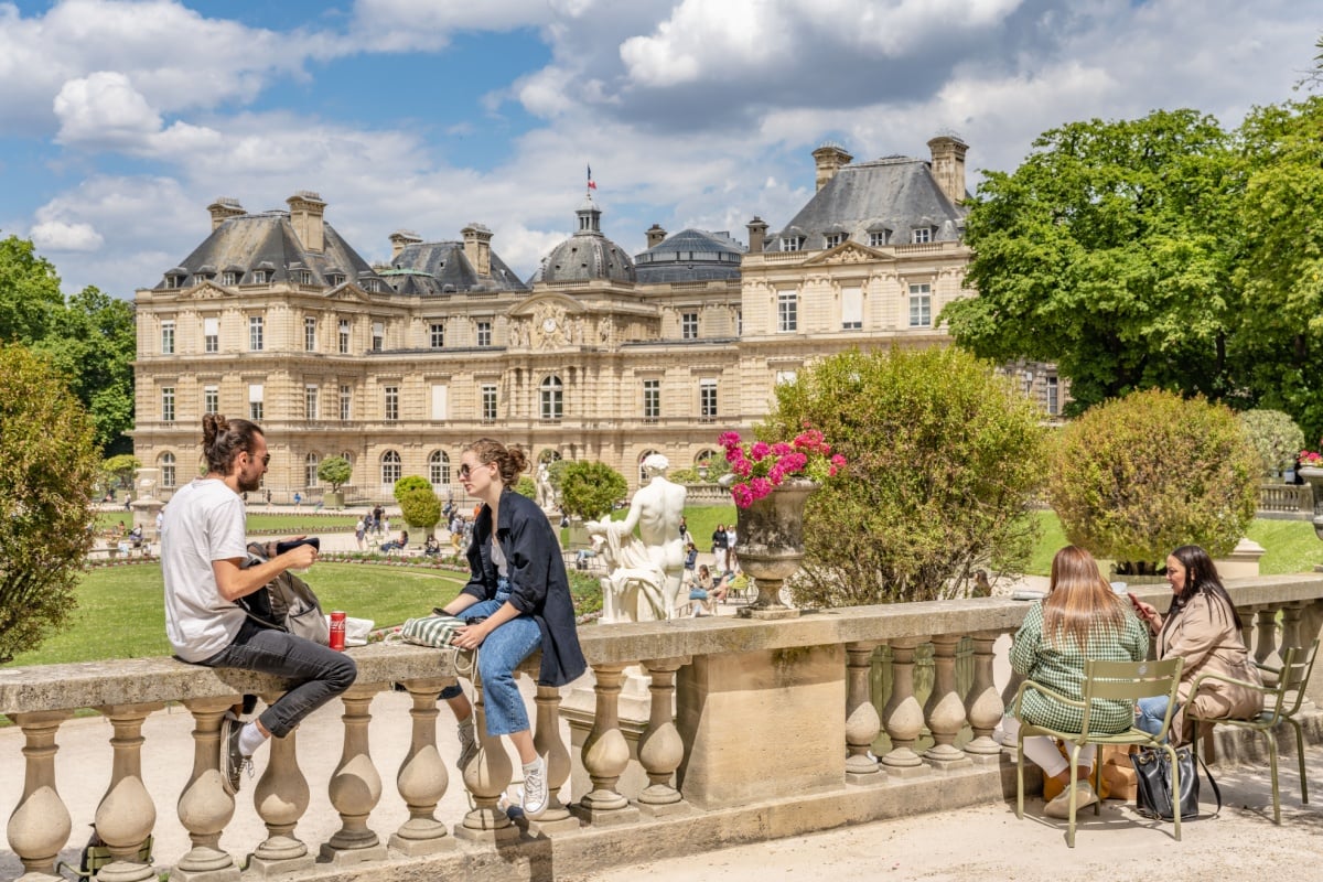 Jardins de Luxemburgo, em Paris, são cenário ideal para piqueniques a dois (Imagem: Page Light Studios | Shutterstock)