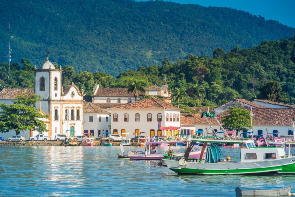 O charme colonial de Paraty encanta casais com seu centro histórico e passeios de barco (Imagem: Guaxinim | Shutterstock)