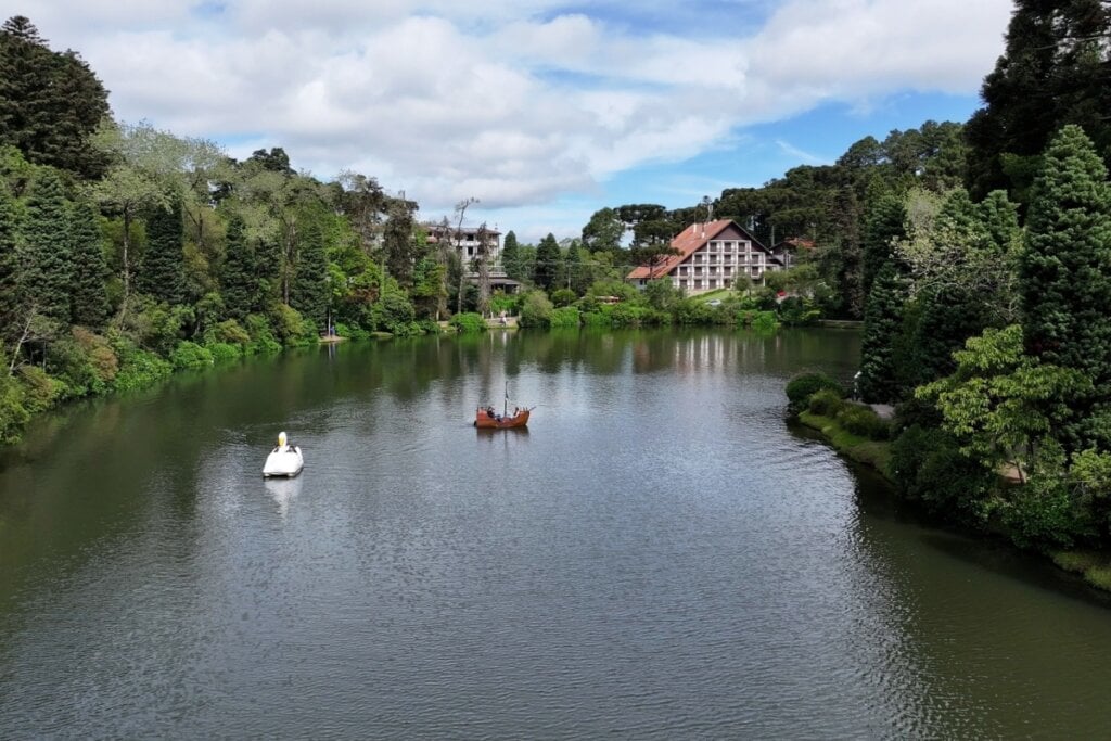 O passeio de pedalinho no Lago Negro é uma das atividades mais românticas para casais em Gramado (Imagem: ByDroneVideos | Shutterstock)