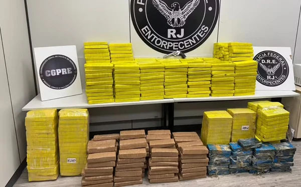 Material estava escondido em caminhão