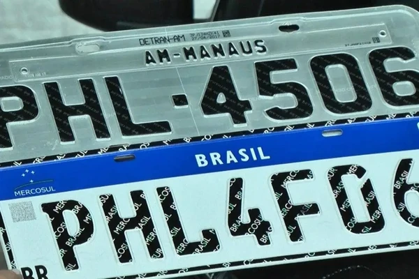 Placa antiga e nova seguindo padrão Mercosul por Divulgação/Detran 