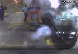 Carro explodiu durante o abastecimento por Reprodução