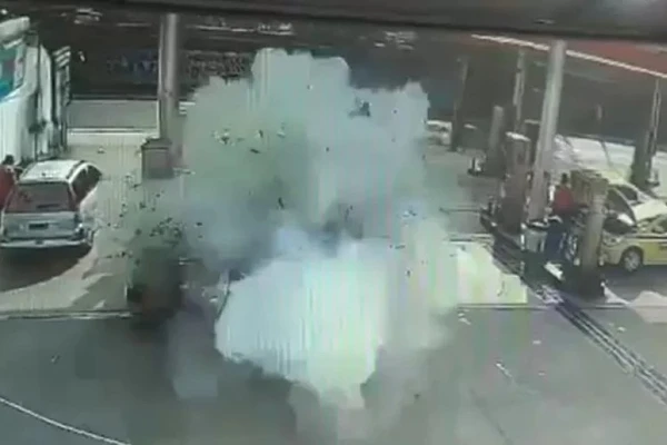 Carro explodiu durante o abastecimento por Reprodução