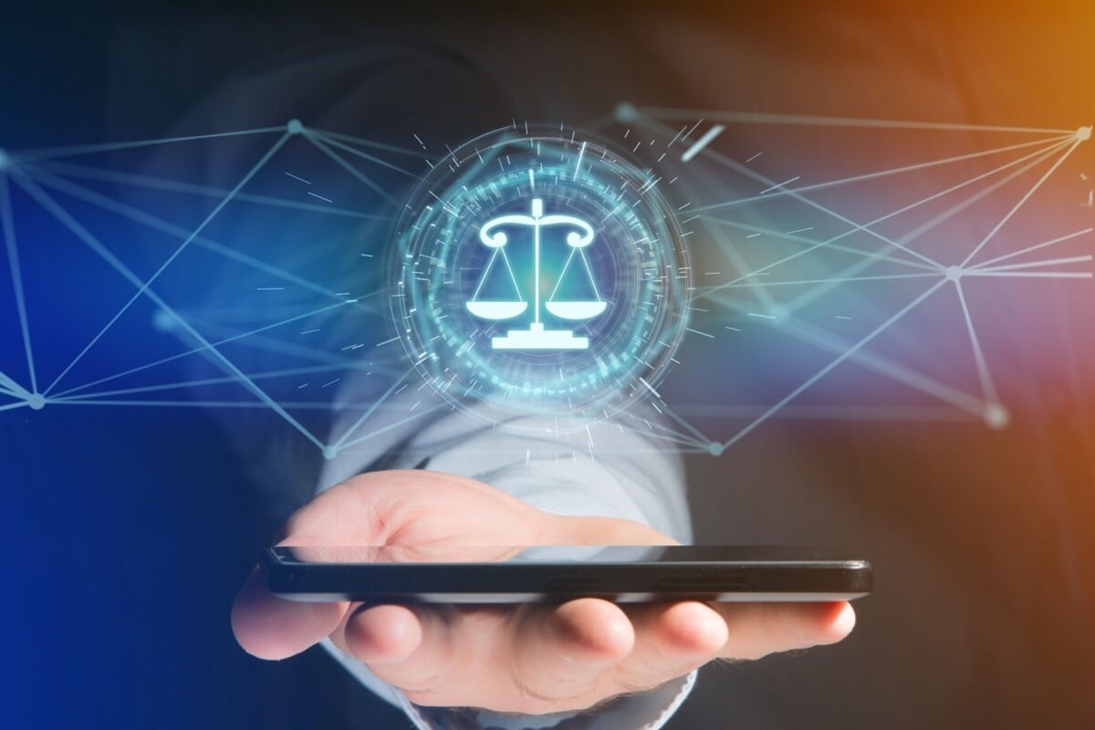 Com um mundo cada vez mais conectado, a herança digital tem ganhado relevância no universo jurídico (Imagem: Production Perig | Shutterstock) 