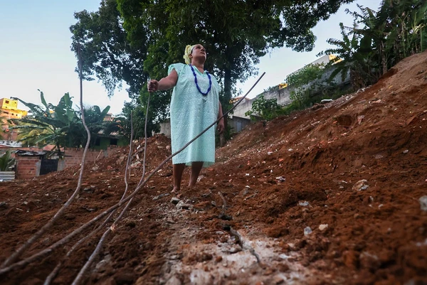 Frequentadores do Ilê Axé Oyá Onira’d, no bairro Pituaçu, em Salvador, foram surpreendidos com a demolição do terreiro
