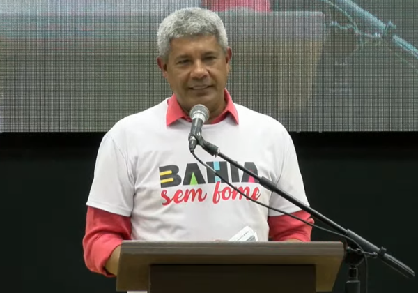 Governador da Bahia, Jerônimo Rodrigues, com a camisa do Bahia sem Fome