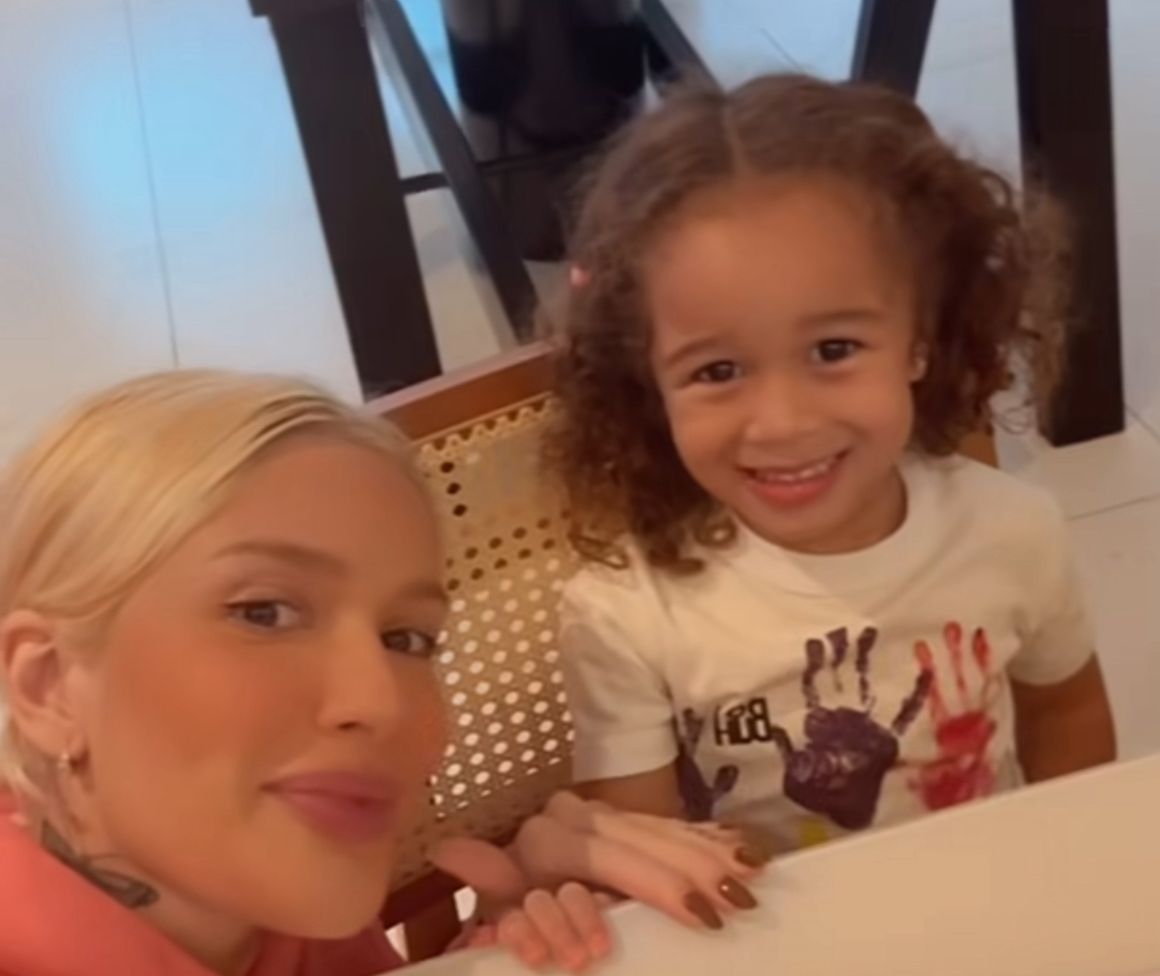 Karoline Lima e sua filha Cecícilia por Reprodução