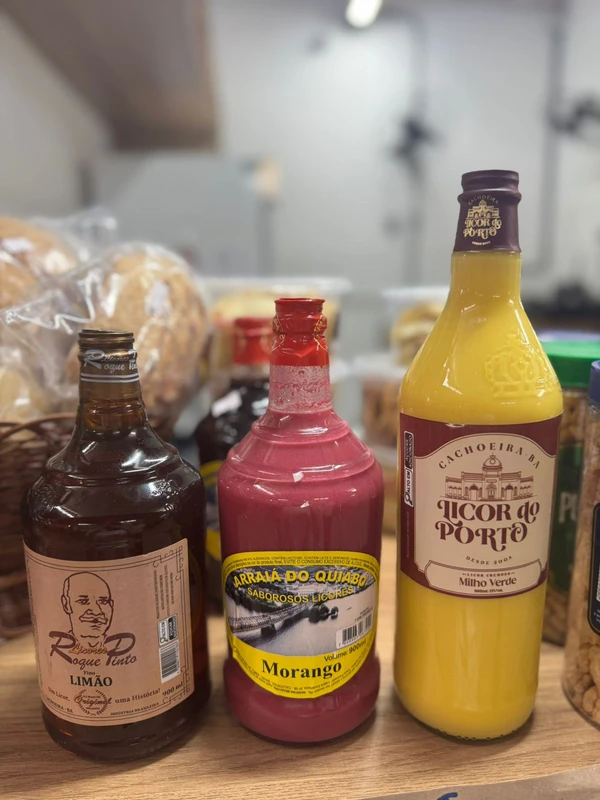 Licores de limão, morango e milho verde