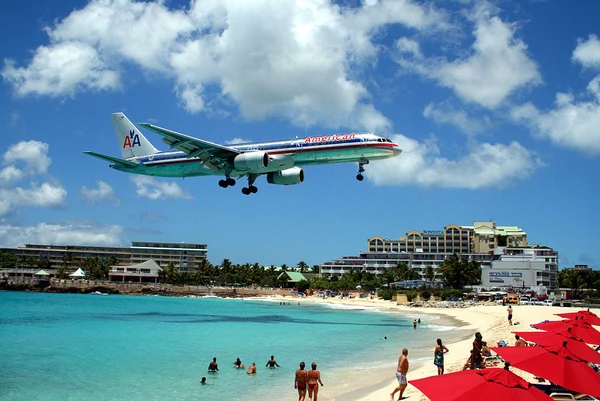 Maho Beach, em St. Martin  por Wikimedia Commons
