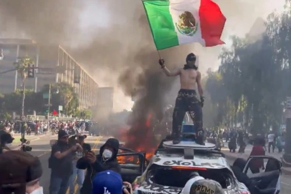 Manifestante exibe bandeira do México em protesto pró-imigrantes
