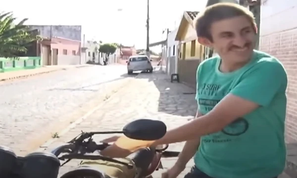 Paraibano analfabeto cria moto movida a água por Reprodução 