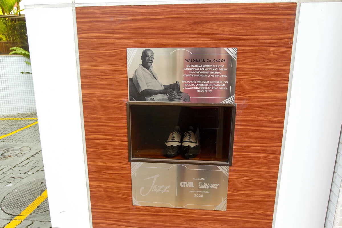 Placa em homenagem a Valdemar na fachada do Edifício Jazz