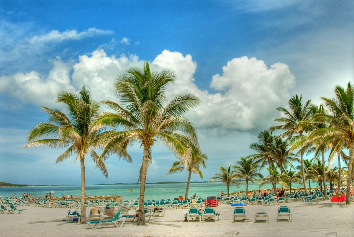Praia em Nassau, nas Bahamas por FotoDawg/Wikimedia Commons