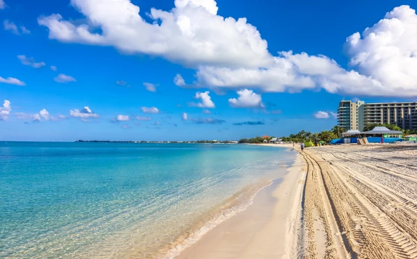 Praia nas Ilhas Cayman por Shutterstock