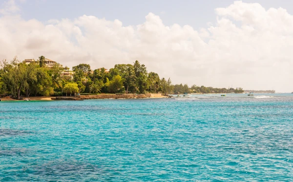 Praia Sandy Paradise, em Barbados por Shutterstock
