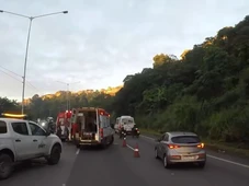 Imagem - Acidente trava trânsito na BR-324, em Salvador, e deixa feridos