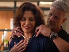 Imagem - 'Dona de Mim': Jaques tenta seduzir Patrícia com colar de esmeraldas