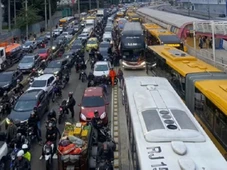 Imagem - Operação que parou vias expressas no Rio nesta terça teve 20 presos; quatro ficam feridos