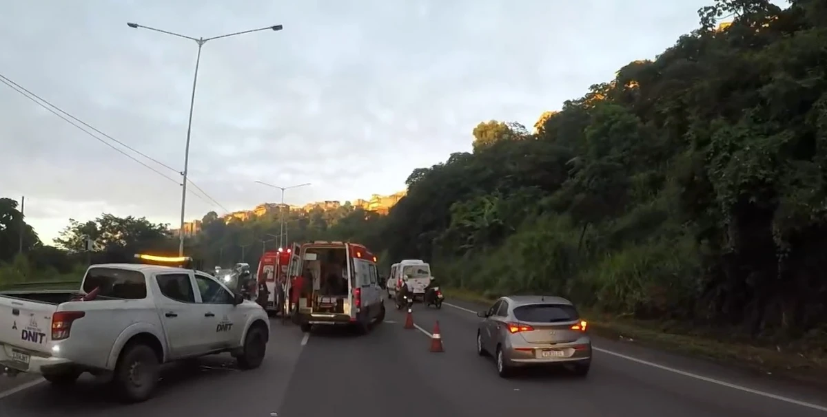 Acidente deixa feridos na BR-324 