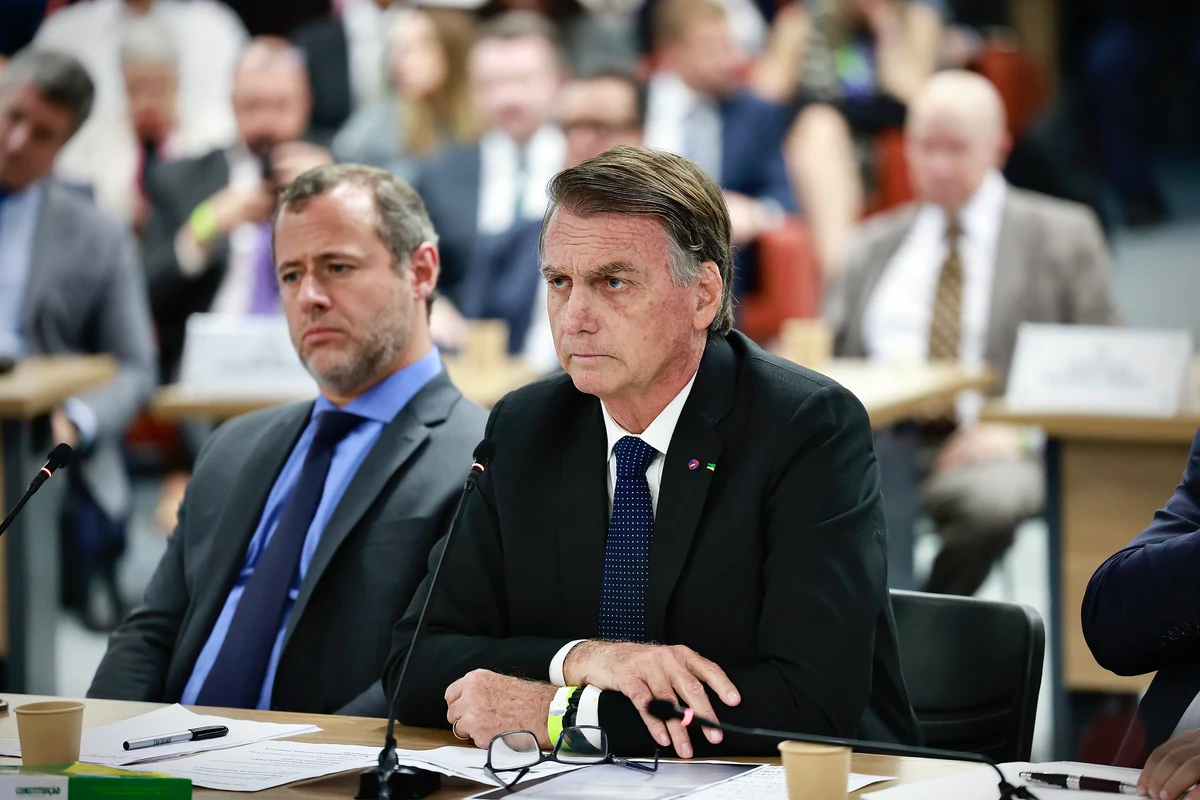 Bolsonaro ao lado de advogado